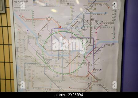 U-Bahn-Karte mit einem grünen Kreis in der Mitte, gekennzeichnet als „Bushaltestelle“. Die Karte zeigt die verschiedenen Routen und Haltestellen des U-Bahn-Systems, einschließlich der Stockfoto