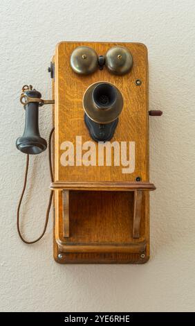 Antikes Kellogg-Telefon aus den frühen 1900er Jahren, ausgestellt an der Wand, Colorado, USA. Geschätztes Datum von den 1890er Jahren bis 1910. Stockfoto
