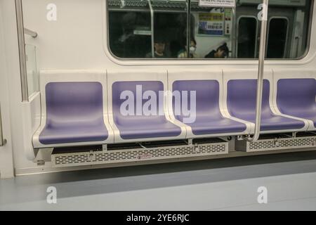 Zug mit einem Schild an der Tür, auf dem steht "Nichtraucher". Es gibt vier blaue Sitze im Zug Stockfoto