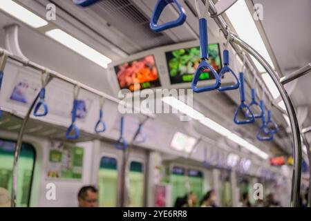 Trainiere mit einem blauen Schild mit der Aufschrift „grüner Tee“. Es sind Leute im Zug Stockfoto