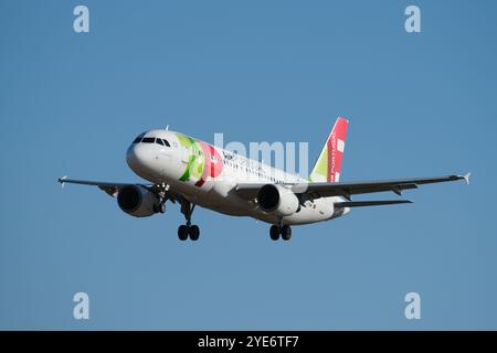 TAP Portugal Airbus A320-214 Passagierflugzeug landet am Flughafen Humberto Delgado in Lissabon Stockfoto