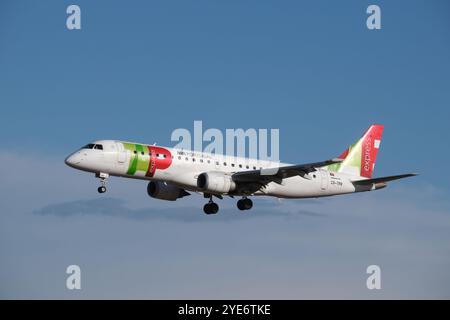 TAP Express Embraer E190LR Passagierflugzeug landet am Flughafen Humberto Delgado in Lissabon Stockfoto