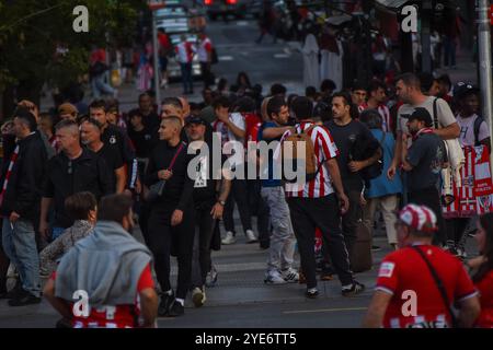 Bilbao, Spanien. Oktober 2024. Athletic Club-Fans während des Vorschauspiels der UEFA Europa League zwischen Athletic Club und Slavia Praha am 24. Oktober 2024 in Bilbao, Spanien. (Foto: Alberto Brevers/Pacific Press/SIPA USA) Credit: SIPA USA/Alamy Live News Stockfoto