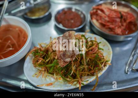 Ein köstliches Samgyeopsal-Restaurant im Jongno District, Seoul, Südkorea. Oktober 2024. Stockfoto