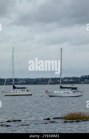 Perth Amboy, New Jersey - 1. Oktober 2024: Ein Blick auf die Segelboote, die vor der Küste in Perth Amboy im Raritan Yacht Club vertäut sind Stockfoto