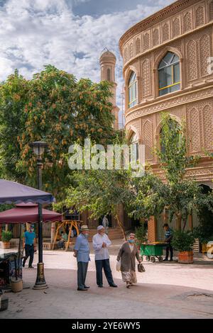 Kashgar, Xinjiang, China - 17. JULI 2023: Männer, die sich in der antiken Stadt Kashgar unterhalten Stockfoto