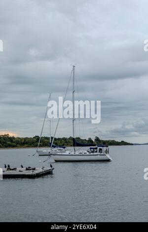 Perth Amboy, New Jersey - 1. Oktober 2024: Ein Blick auf die Segelboote, die vor der Küste in Perth Amboy im Raritan Yacht Club vertäut sind Stockfoto