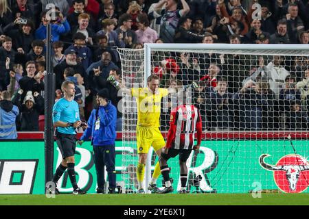 Brentford Torhüter Mark Flekken (1) feiert am 29. Oktober 2024 im Gtech Community Stadium, London, England, Großbritannien, Guthaben: Every Second Media/Alamy Live News Stockfoto