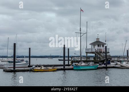 Perth Amboy, New Jersey - 1. Oktober 2024: Blick auf den Raritan Yacht Club an einem Herbstmorgen Stockfoto