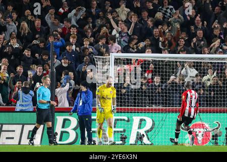 Brentford Torhüter Mark Flekken (1) feiert am 29. Oktober 2024 im Gtech Community Stadium, London, England, Großbritannien, Guthaben: Every Second Media/Alamy Live News Stockfoto