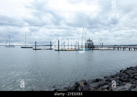 Perth Amboy, New Jersey - 1. Oktober 2024: Blick auf den Raritan Yacht Club an einem Herbstmorgen Stockfoto