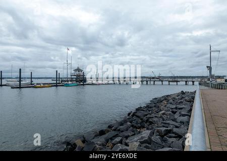 Perth Amboy, New Jersey - 1. Oktober 2024: Blick auf den Raritan Yacht Club an einem Herbstmorgen Stockfoto