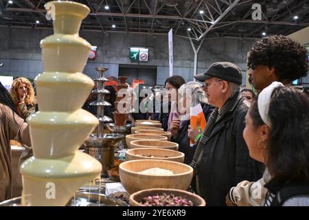Paris, Frankreich. Oktober 2024. Schokoladenliebhaber besuchen am 29. Oktober 2024 die 29. Pariser Schokoladenmesse im Parc des Expositions in Paris. Foto: Firas Abdullah/ABACAPRESS. COM Credit: Abaca Press/Alamy Live News Stockfoto