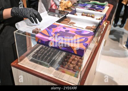 Paris, Frankreich. Oktober 2024. Schokoladenliebhaber besuchen am 29. Oktober 2024 die 29. Pariser Schokoladenmesse im Parc des Expositions in Paris. Foto: Firas Abdullah/ABACAPRESS. COM Credit: Abaca Press/Alamy Live News Stockfoto