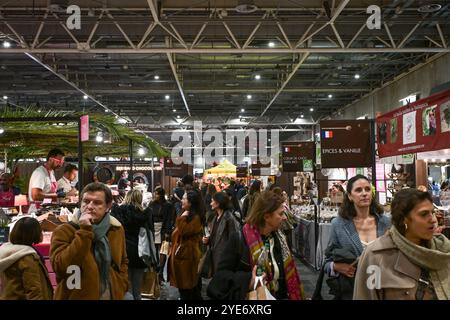 Paris, Frankreich. Oktober 2024. Schokoladenliebhaber besuchen am 29. Oktober 2024 die 29. Pariser Schokoladenmesse im Parc des Expositions in Paris. Foto: Firas Abdullah/ABACAPRESS. COM Credit: Abaca Press/Alamy Live News Stockfoto