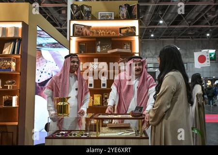 Paris, Frankreich. Oktober 2024. Schokoladenliebhaber besuchen am 29. Oktober 2024 die 29. Pariser Schokoladenmesse im Parc des Expositions in Paris. Foto: Firas Abdullah/ABACAPRESS. COM Credit: Abaca Press/Alamy Live News Stockfoto
