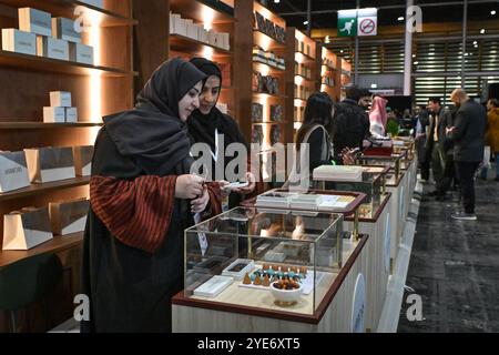 Paris, Frankreich. Oktober 2024. Schokoladenliebhaber besuchen am 29. Oktober 2024 die 29. Pariser Schokoladenmesse im Parc des Expositions in Paris. Foto: Firas Abdullah/ABACAPRESS. COM Credit: Abaca Press/Alamy Live News Stockfoto