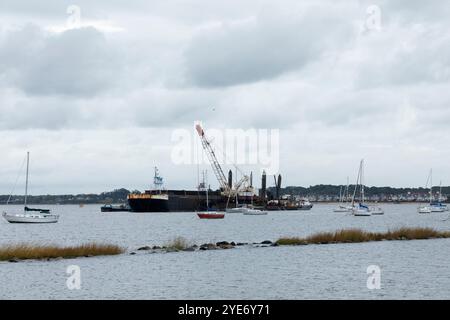 Perth Amboy, New Jersey - 1. Oktober 2024: Baggerarbeiten vor der Küste von Perth Amboy in der Nähe des Raritan Yacht Club. Stockfoto