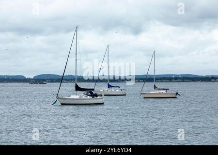 Perth Amboy, New Jersey - 1. Oktober 2024: Ein Blick auf die Segelboote, die vor der Küste in Perth Amboy im Raritan Yacht Club vertäut sind Stockfoto