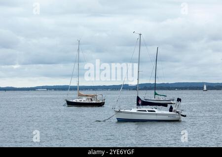 Perth Amboy, New Jersey - 1. Oktober 2024: Ein Blick auf die Segelboote, die vor der Küste in Perth Amboy im Raritan Yacht Club vertäut sind Stockfoto