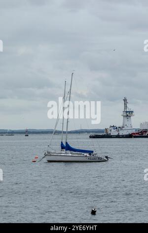 Perth Amboy, New Jersey - 1. Oktober 2024: Ein Blick auf die Segelboote, die vor der Küste in Perth Amboy im Raritan Yacht Club vertäut sind Stockfoto