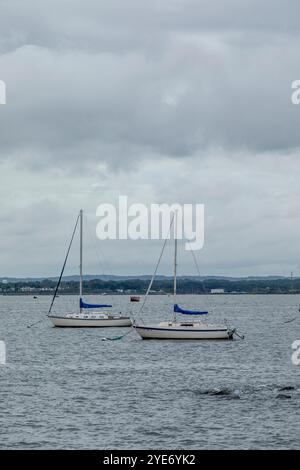 Perth Amboy, New Jersey - 1. Oktober 2024: Ein Blick auf die Segelboote, die vor der Küste in Perth Amboy im Raritan Yacht Club vertäut sind Stockfoto