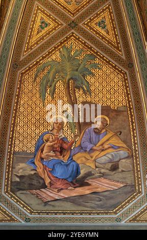 ALESSANDRIA, ITALIEN - 9. SEPTEMBER 2024: Das Deckenfresko der Heiligen Familie in der Kathedrale (Unbefleckte kapelle) von Giorgio Boasso (1930) Stockfoto