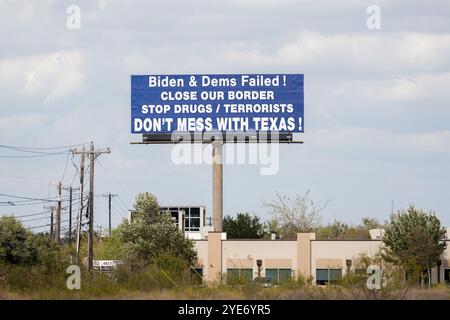 Cedar Park, Texas, USA. Oktober 2024. Eine Plakatwand entlang der Interstate 35 nördlich von Austin, Texas, zeigt am 29. Oktober 2024 eine politische Botschaft an US-Präsident Joe Biden und die Demokratische Partei. (Kreditbild: © Scott Coleman/ZUMA Press Wire) NUR REDAKTIONELLE VERWENDUNG! Nicht für kommerzielle ZWECKE! Stockfoto