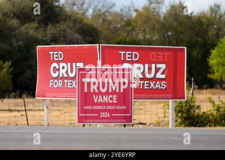 Cedar Park, Texas, USA. Oktober 2024. Politische Zeichen, die den republikanischen Präsidentschaftskandidaten Donald Trump und den US-Senatskandidaten Ted Cruz unterstützen, sind sichtbar, da am 29. Oktober 2024 in Austin, Texas, USA, eine frühe Abstimmung stattfindet. (Kreditbild: © Scott Coleman/ZUMA Press Wire) NUR REDAKTIONELLE VERWENDUNG! Nicht für kommerzielle ZWECKE! Stockfoto