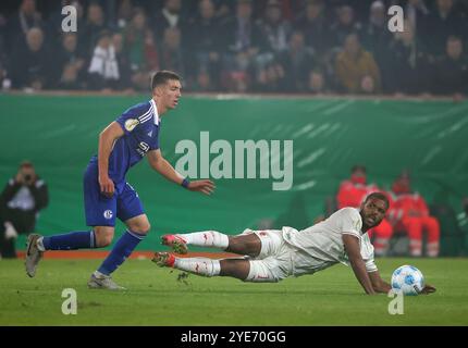 Augsburg, Deutschland. Oktober 2024. Frank Onyeka (R) vom FC Augsburg streitet mit Felipe Sanchez vom FC Schalke 04 während des Fußball-Fußballspiels des FC Augsburg gegen den FC Schalke 04 am 29. Oktober 2024 in Augsburg. Quelle: Philippe Ruiz/Xinhua/Alamy Live News Stockfoto