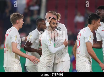 Augsburg, Deutschland. Oktober 2024. Spieler des FC Augsburg feiern beim Fußball-Spiel des FC Augsburg gegen den FC Schalke 04 in Augsburg, Deutschland, 29. Oktober 2024. Quelle: Philippe Ruiz/Xinhua/Alamy Live News Stockfoto