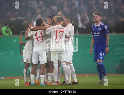 Augsburg, Deutschland. Oktober 2024. Spieler des FC Augsburg feiern beim Fußball-Spiel des FC Augsburg gegen den FC Schalke 04 in Augsburg, Deutschland, 29. Oktober 2024. Quelle: Philippe Ruiz/Xinhua/Alamy Live News Stockfoto