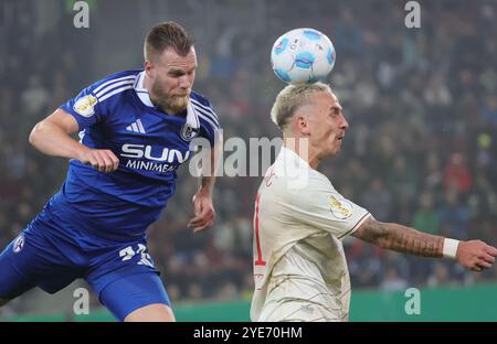 Augsburg, Deutschland. Oktober 2024. Philip Tietz (R) vom FC Augsburg und Tomas Kalas vom FC Schalke 04 wetteifern um einen Kopfball beim Fußball-Spiel des FC Augsburg gegen den FC Schalke 04 am 29. Oktober 2024 in Augsburg. Quelle: Philippe Ruiz/Xinhua/Alamy Live News Stockfoto