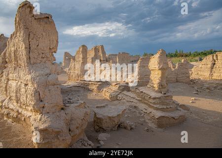 Wunderschöne Ruinen der antiken Stadt, Jiaohe Ruinen Architekturerbe in Turpan in Xinjiang, China Stockfoto