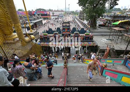 Blick auf den offenen Innenhof des Sri Subramaniar Swamy Tempels von Stufen, die in den Batu Caves Komplex führen, und Kunstwerke auf der Rückseite des Eingangs Stockfoto