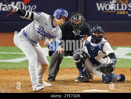 New York, Usa. Oktober 2024. Los Angeles Dodgers Shohei Ohtani schlägt im siebten Inning gegen die New York Yankees im vierten Spiel der MLB World Series im Yankee Stadium in New York City am Dienstag, den 29. Oktober 2024. Foto: John Angelillo/UPI Credit: UPI/Alamy Live News Stockfoto