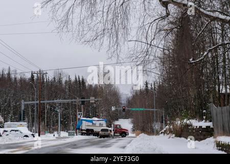 Starkschneefall stoppt das Leben in Alaska, Anchorage bedeckt in White Alaska, USA - 29. Oktober 2024 die Stadt Anchorage begrüßte den Winter mit dem ersten großen Schneefall der Saison. Der nächtliche Schneefall hat wichtige Straßen gesperrt, während Schneepflügen und Salzen in der ganzen Stadt voll ausgelastet sind. Die Schulen wechselten aufgrund des starken Schneefalls auf Fernunterricht, und die Gemeinde startete eine Online-Überwachungsplattform, um die Straßenverhältnisse im Auge zu behalten. Kinder und Haustiere spielen gerne im Schnee, während die Bewohner von Anchorage versuchen, die Herausforderungen zu meistern, die es mit sich bringt. Die Stadt Stockfoto