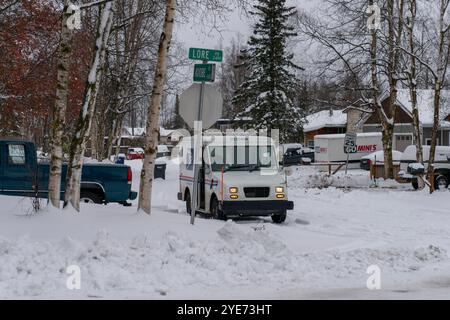 Starkschneefall stoppt das Leben in Alaska, Anchorage bedeckt in White Alaska, USA - 29. Oktober 2024 die Stadt Anchorage begrüßte den Winter mit dem ersten großen Schneefall der Saison. Der nächtliche Schneefall hat wichtige Straßen gesperrt, während Schneepflügen und Salzen in der ganzen Stadt voll ausgelastet sind. Die Schulen wechselten aufgrund des starken Schneefalls auf Fernunterricht, und die Gemeinde startete eine Online-Überwachungsplattform, um die Straßenverhältnisse im Auge zu behalten. Kinder und Haustiere spielen gerne im Schnee, während die Bewohner von Anchorage versuchen, die Herausforderungen zu meistern, die es mit sich bringt. Die Stadt Stockfoto