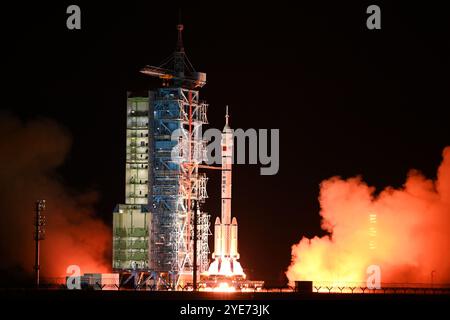 Peking, Jiuquan Satellite Launch Center im Nordwesten Chinas. 30. Oktober 2024. Das Raumschiff Shenzhou-19, das auf einer Langmarsch-2F-Trägerrakete steht, wird vom Jiuquan Satellite Launch Center in Nordwest-China am 30. Oktober 2024 gestartet. Quelle: Wang Jiangbo/Xinhua/Alamy Live News Stockfoto