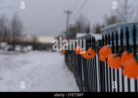 Starkschneefall stoppt das Leben in Alaska, Anchorage bedeckt in White Alaska, USA - 29. Oktober 2024 die Stadt Anchorage begrüßte den Winter mit dem ersten großen Schneefall der Saison. Der nächtliche Schneefall hat wichtige Straßen gesperrt, während Schneepflügen und Salzen in der ganzen Stadt voll ausgelastet sind. Die Schulen wechselten aufgrund des starken Schneefalls auf Fernunterricht, und die Gemeinde startete eine Online-Überwachungsplattform, um die Straßenverhältnisse im Auge zu behalten. Kinder und Haustiere spielen gerne im Schnee, während die Bewohner von Anchorage versuchen, die Herausforderungen zu meistern, die es mit sich bringt. Die Stadt Stockfoto