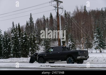 Starkschneefall stoppt das Leben in Alaska, Anchorage bedeckt in White Alaska, USA - 29. Oktober 2024 die Stadt Anchorage begrüßte den Winter mit dem ersten großen Schneefall der Saison. Der nächtliche Schneefall hat wichtige Straßen gesperrt, während Schneepflügen und Salzen in der ganzen Stadt voll ausgelastet sind. Die Schulen wechselten aufgrund des starken Schneefalls auf Fernunterricht, und die Gemeinde startete eine Online-Überwachungsplattform, um die Straßenverhältnisse im Auge zu behalten. Kinder und Haustiere spielen gerne im Schnee, während die Bewohner von Anchorage versuchen, die Herausforderungen zu meistern, die es mit sich bringt. Die Stadt Stockfoto