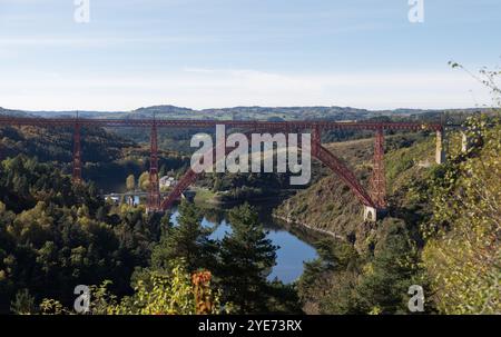 Saint-Mehl, Frankreich. Oktober 2024. Blick auf das Garabit-Viadukt, ein Werk von Gustave Eiffel in Saint-Mehl in Frankreich Stockfoto