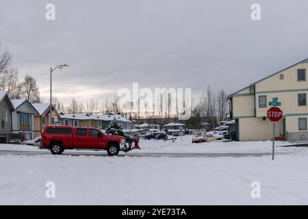 Starkschneefall stoppt das Leben in Alaska, Anchorage bedeckt in White Alaska, USA - 29. Oktober 2024 die Stadt Anchorage begrüßte den Winter mit dem ersten großen Schneefall der Saison. Der nächtliche Schneefall hat wichtige Straßen gesperrt, während Schneepflügen und Salzen in der ganzen Stadt voll ausgelastet sind. Die Schulen wechselten aufgrund des starken Schneefalls auf Fernunterricht, und die Gemeinde startete eine Online-Überwachungsplattform, um die Straßenverhältnisse im Auge zu behalten. Kinder und Haustiere spielen gerne im Schnee, während die Bewohner von Anchorage versuchen, die Herausforderungen zu meistern, die es mit sich bringt. Die Stadt Stockfoto