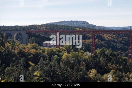 Saint-Mehl, Frankreich. Oktober 2024. Blick auf das Garabit-Viadukt, ein Werk von Gustave Eiffel in Saint-Mehl in Frankreich Stockfoto