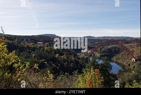 Saint-Mehl, Frankreich. Oktober 2024. Blick auf das Garabit-Viadukt, ein Werk von Gustave Eiffel in Saint-Mehl in Frankreich Stockfoto