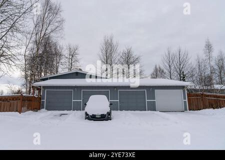 Starkschneefall stoppt das Leben in Alaska, Anchorage bedeckt in White Alaska, USA - 29. Oktober 2024 die Stadt Anchorage begrüßte den Winter mit dem ersten großen Schneefall der Saison. Der nächtliche Schneefall hat wichtige Straßen gesperrt, während Schneepflügen und Salzen in der ganzen Stadt voll ausgelastet sind. Die Schulen wechselten aufgrund des starken Schneefalls auf Fernunterricht, und die Gemeinde startete eine Online-Überwachungsplattform, um die Straßenverhältnisse im Auge zu behalten. Kinder und Haustiere spielen gerne im Schnee, während die Bewohner von Anchorage versuchen, die Herausforderungen zu meistern, die es mit sich bringt. Die Stadt Stockfoto