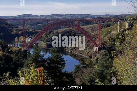 Saint-Mehl, Frankreich. Oktober 2024. Blick auf das Garabit-Viadukt, ein Werk von Gustave Eiffel in Saint-Mehl in Frankreich Stockfoto