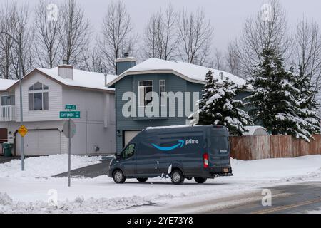 Starkschneefall stoppt das Leben in Alaska, Anchorage bedeckt in White Alaska, USA - 29. Oktober 2024 die Stadt Anchorage begrüßte den Winter mit dem ersten großen Schneefall der Saison. Der nächtliche Schneefall hat wichtige Straßen gesperrt, während Schneepflügen und Salzen in der ganzen Stadt voll ausgelastet sind. Die Schulen wechselten aufgrund des starken Schneefalls auf Fernunterricht, und die Gemeinde startete eine Online-Überwachungsplattform, um die Straßenverhältnisse im Auge zu behalten. Kinder und Haustiere spielen gerne im Schnee, während die Bewohner von Anchorage versuchen, die Herausforderungen zu meistern, die es mit sich bringt. Die Stadt Stockfoto