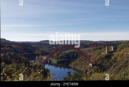 Saint-Mehl, Frankreich. Oktober 2024. Blick auf das Garabit-Viadukt, ein Werk von Gustave Eiffel in Saint-Mehl in Frankreich Stockfoto