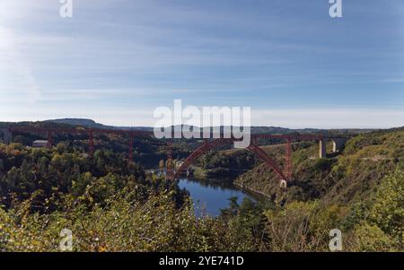 Saint-Mehl, Frankreich. Oktober 2024. Blick auf das Garabit-Viadukt, ein Werk von Gustave Eiffel in Saint-Mehl in Frankreich Stockfoto